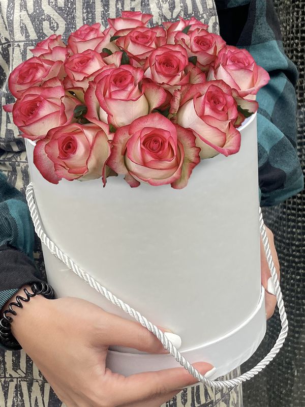 15 pink roses in a white box