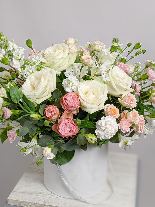 Composition with roses in a white box