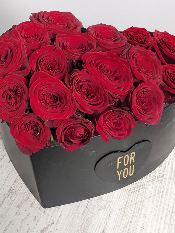 18 Red Roses in a black box