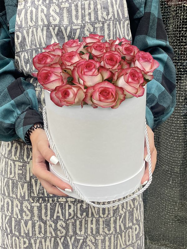 15 pink roses in a white box