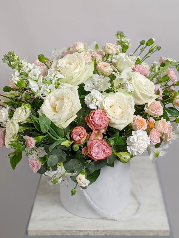 Composition with roses in a white box