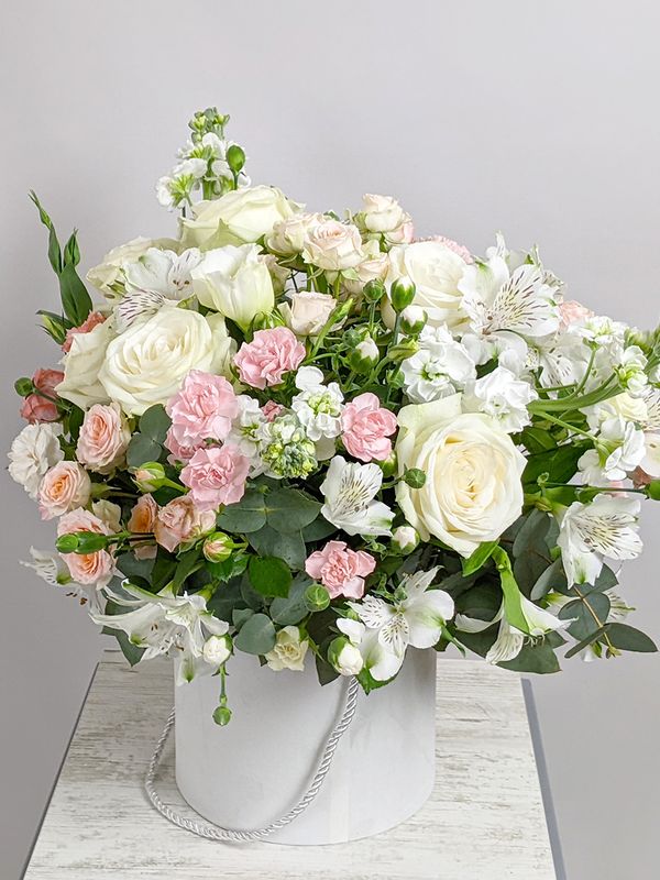Composition with roses in a white box