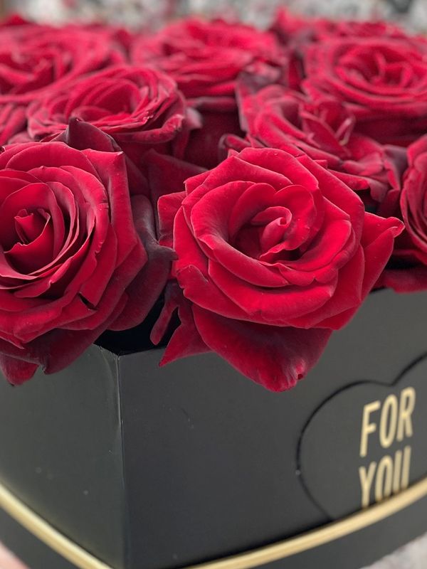18 Red Roses in a black box