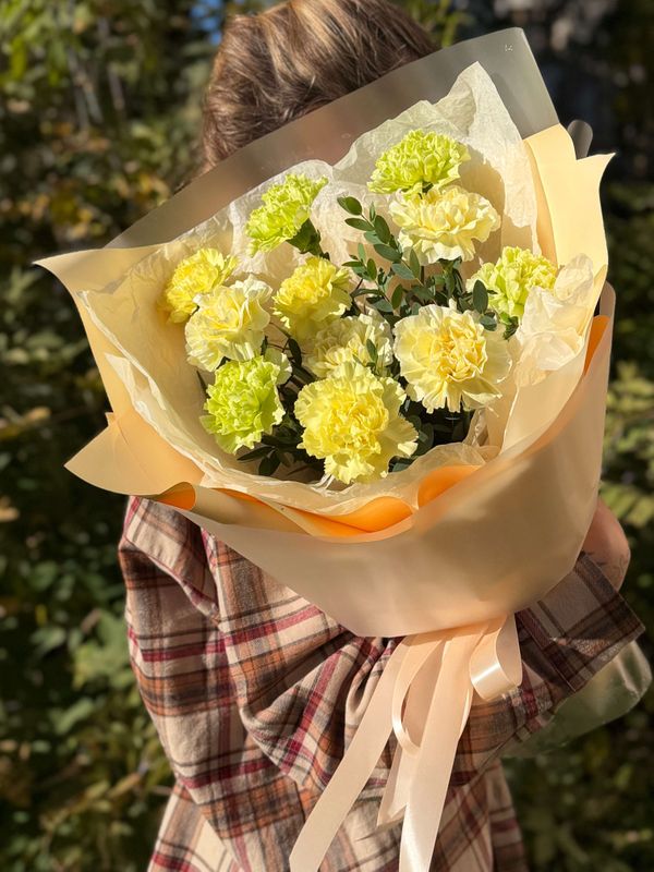 Желтые и зеленые гвоздики 11 шт + эвкалипт, арт. 285