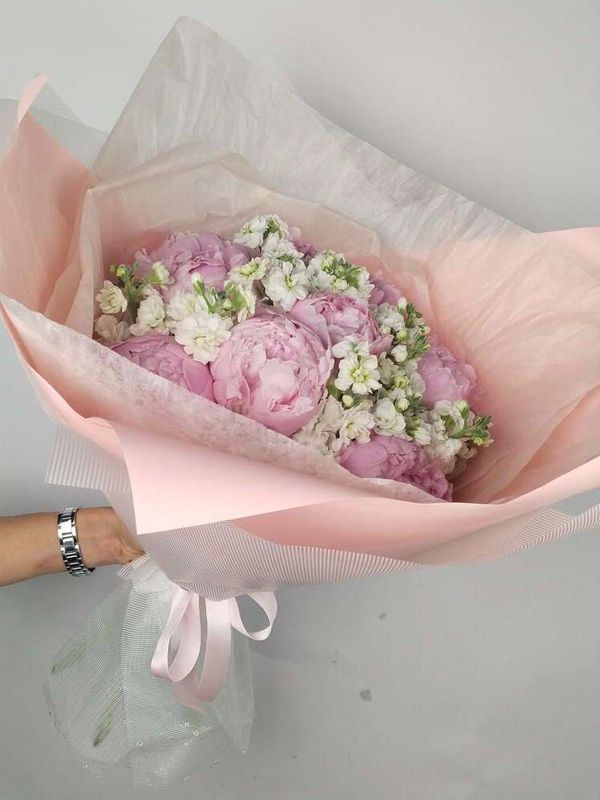 Шикарный букет из пионов (Сара Бернард) и матиоллы