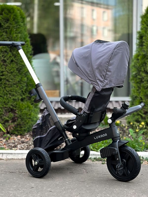 Трехколесный велосипед с родительской ручкой и поворотным сиденьем Luxmom 3001, Серый + подстаканник и сумка