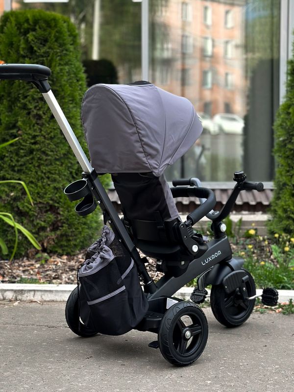Трехколесный велосипед с родительской ручкой и поворотным сиденьем Luxmom 3001, Серый + подстаканник и сумка
