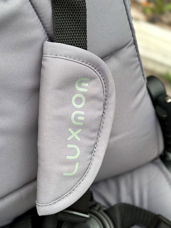 Трехколесный велосипед с родительской ручкой и поворотным сиденьем Luxmom 3001, Серый + подстаканник и сумка