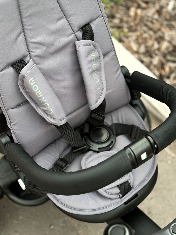 Трехколесный велосипед с родительской ручкой и поворотным сиденьем Luxmom 3001, Серый + подстаканник и сумка