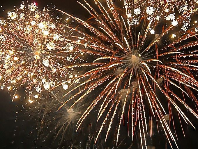 🎆 Почему салюты стоят по-разному?