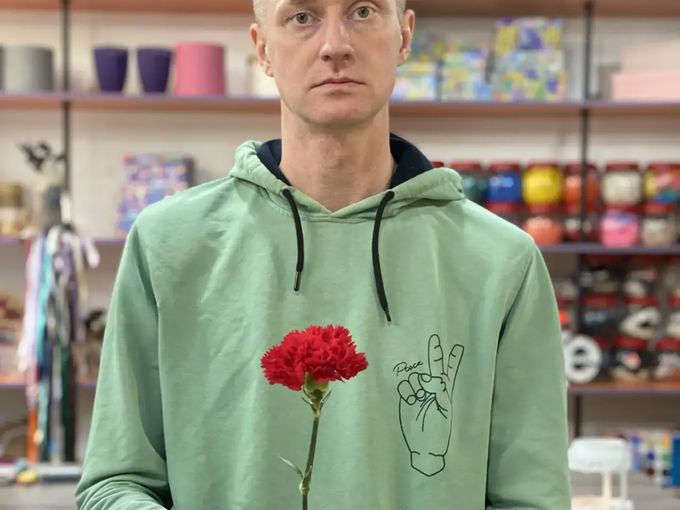 🌟Степан раздает гвоздику к 9 мая 🌟