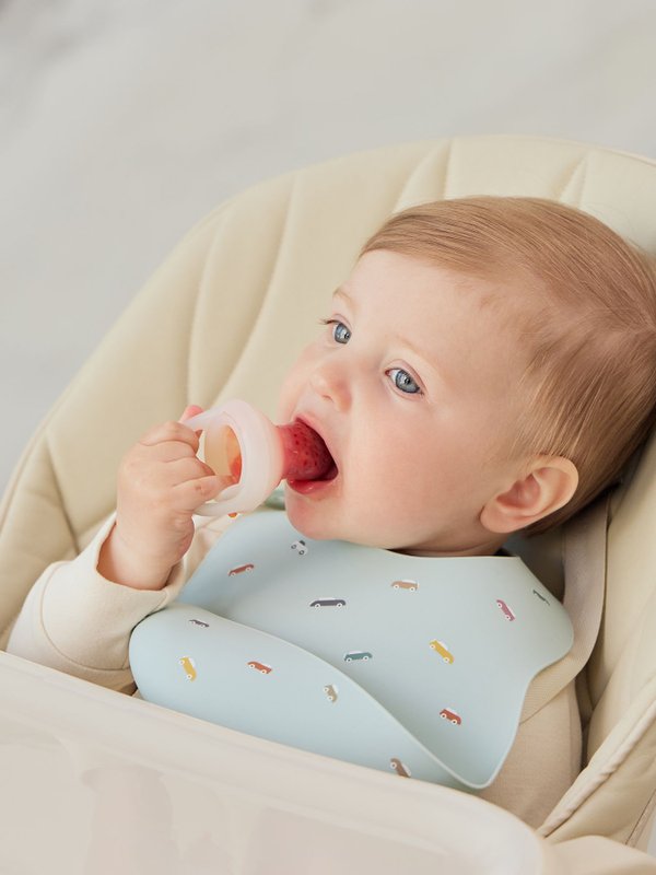 Нагрудный фартук силиконовый Сars Happy Baby (6мес+)