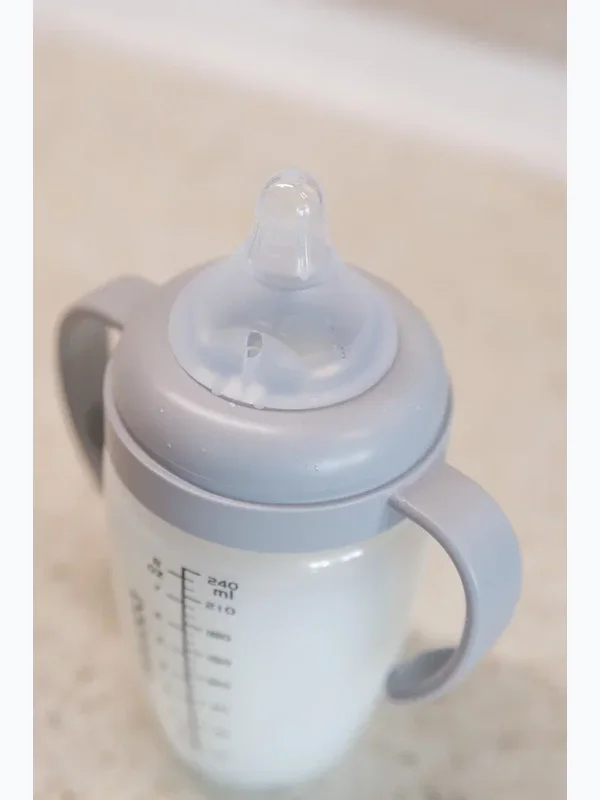 Бутылочка с ручками 240 мл light grey Paomma (6мес+)