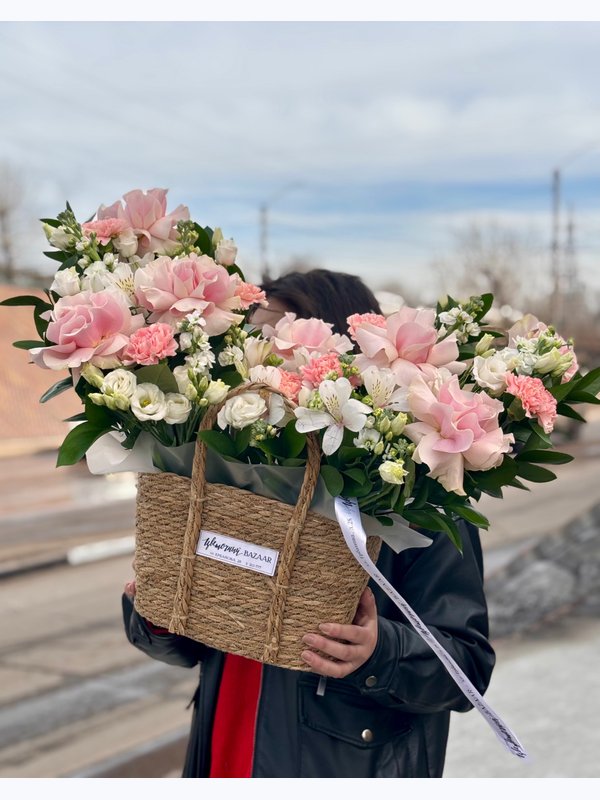 Композиция в сумочке с французскими розами