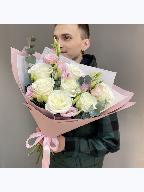Белые розы с эустомой