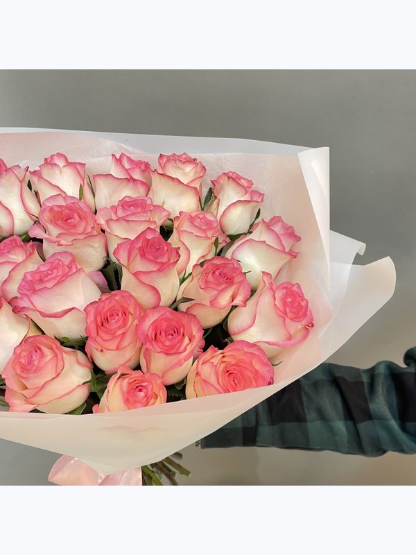 25 розовых роз