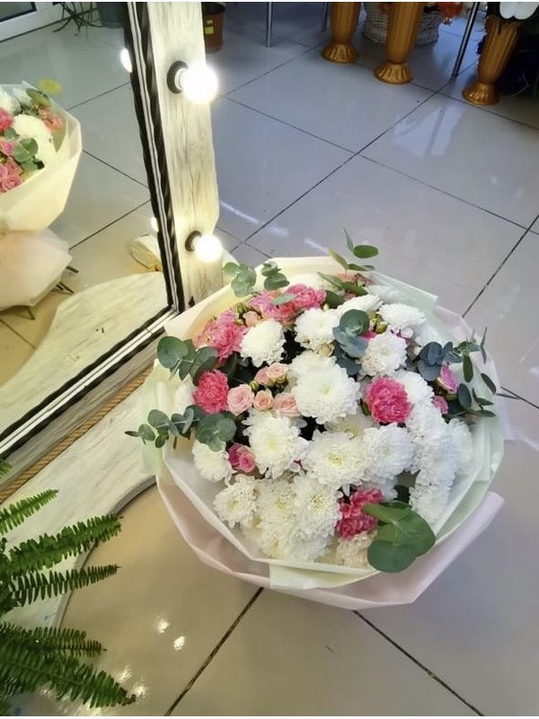 Букет из кустовых роз и хризантем