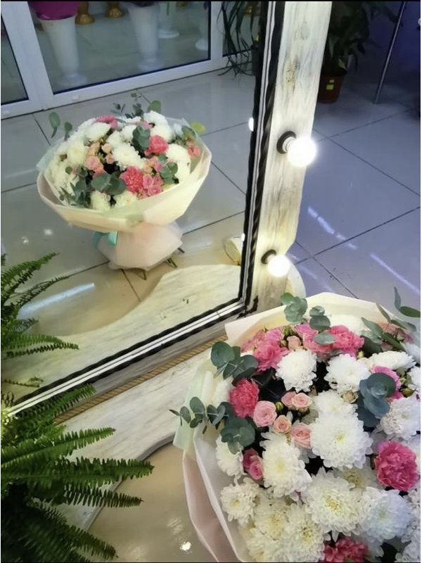 Букет из кустовых роз и хризантем