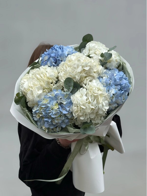 Воздушный букет из гортензий