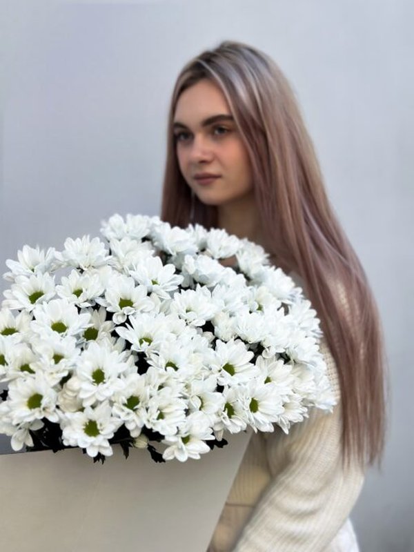 Охапка белоснежных ромашковых хризантем в крафт-сумке