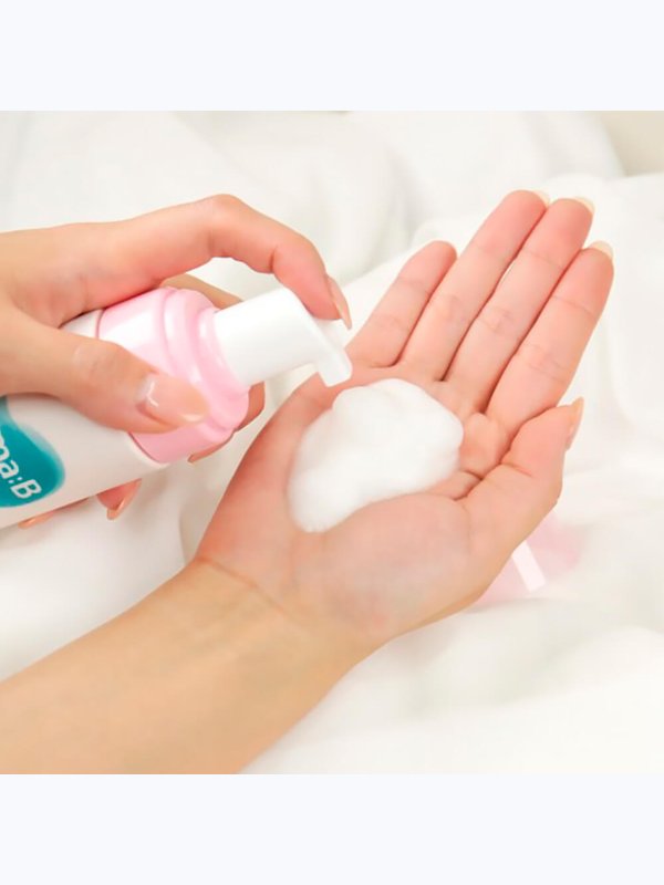 Слабокислотная очищающая пенка для интимной гигиены Derma:B