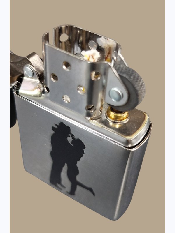 Зажигалка Zippo Отпечаток ноги на песке, Металлический абстракт, Ковбойская пара