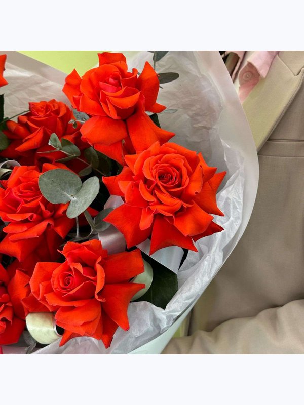 Букет «Алые французские розы 9 шт с эвкалиптом»