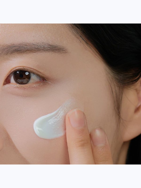 Солнцезащитная сыворотка SKIN1004 Madagascar Centella Hyalu-Cica Water-Fit Sun Serum SPF50+ PA++++50мл