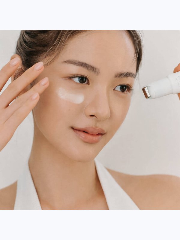 Массажный крем для век с 0,1% ретинолом Dr. Althea Retinol Flat Iron Eye Roller 25мл