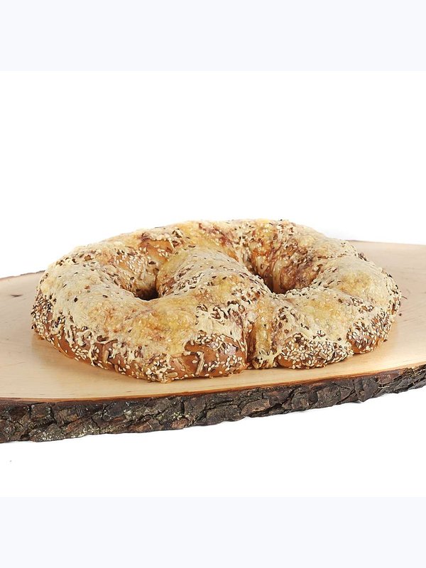 Svētku kliņģeris ar kūpināta laša, dārzeņu pildījumu ar sieru un sēkliņām (20.99 Eur/Kg)