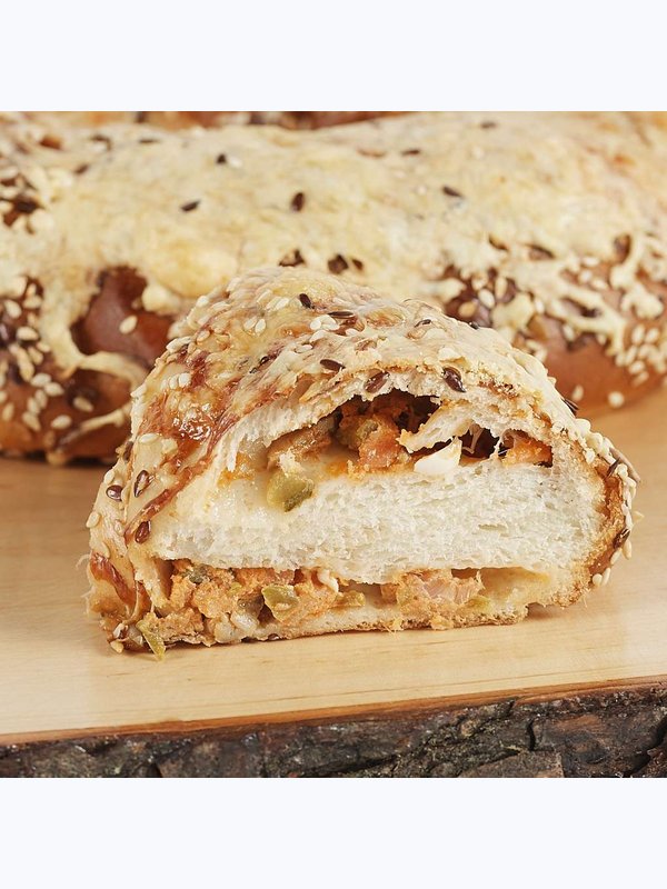 Svētku kliņģeris ar kūpināta laša, dārzeņu pildījumu ar sieru un sēkliņām (20.99 Eur/Kg)