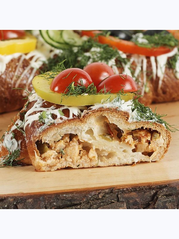 Svētku kliņģeris ar vistas gaļas, dārzeņu pildījumu un dārzeņiem (16,49 Eur/Kg)