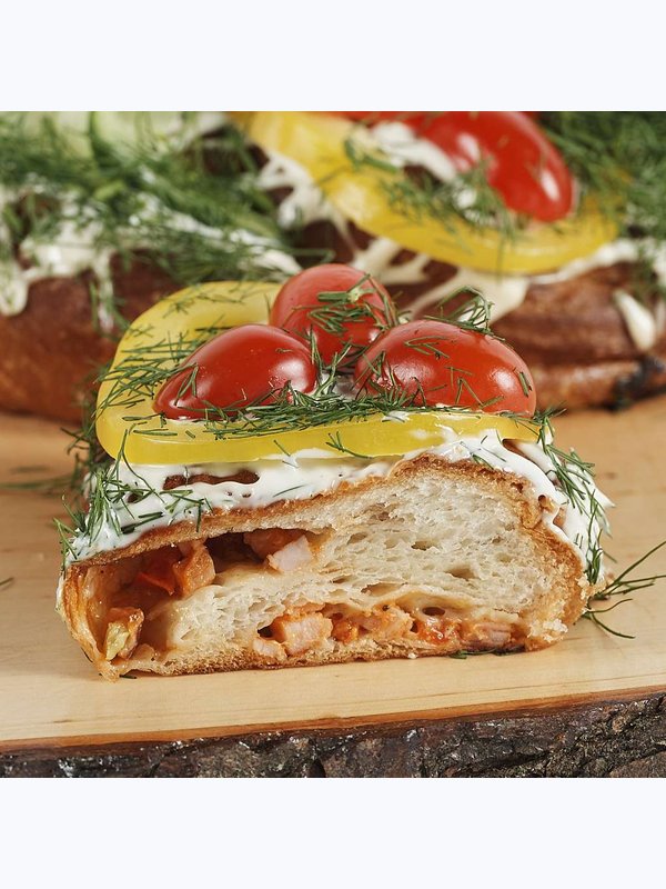 Svētku kliņģeris ar karbonādes, dārzeņu pildījumu un dārzeņiem (15,99 Eur/Kg)