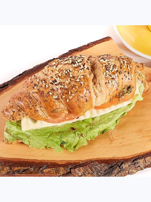 Sviesta kruasāns ar mozarella sieru un tomātu 105g