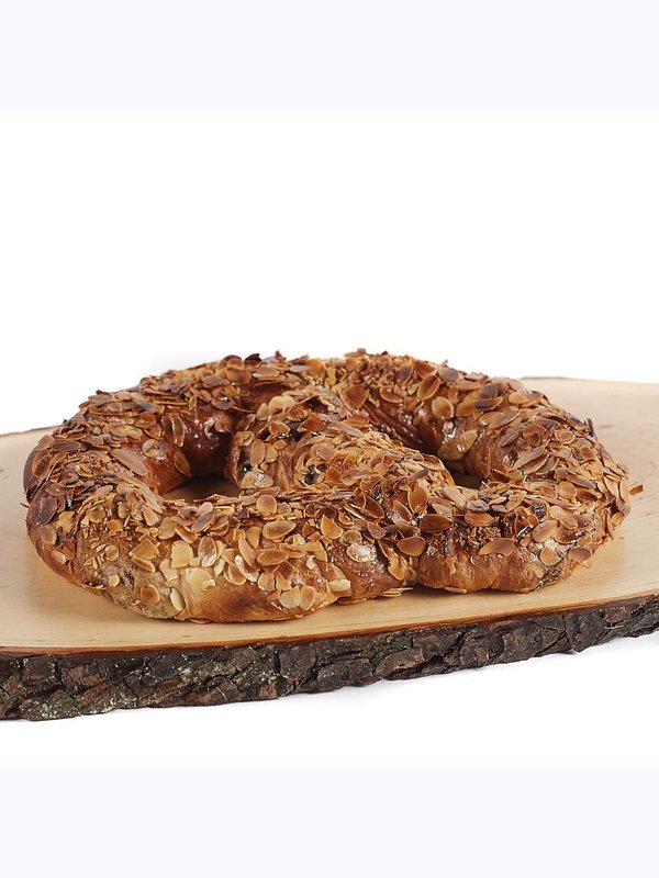 Svētku kliņģeris ar žāvētu augļu pildījumu un mandeļu šķēlītēm (13,99 Eur/Kg)