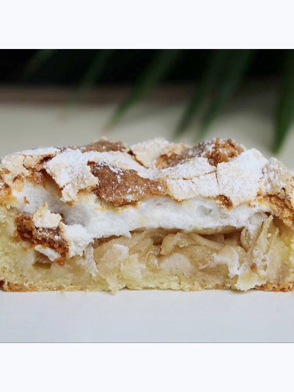 Тарт с хрустящей меренгой и яблоком