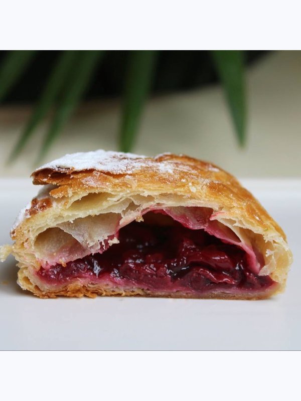 Слойка с яблоком и вишней