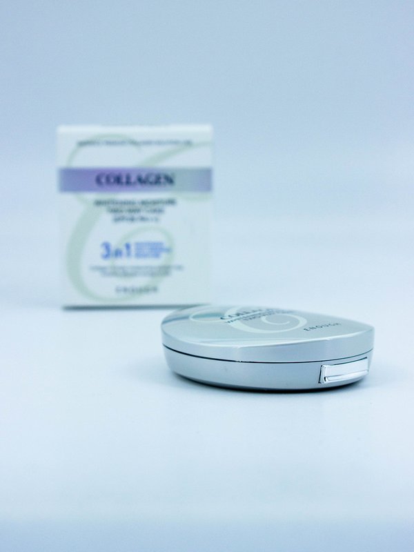 ENOUGH - ПУДРА ДЛЯ ЛИЦА УВЛАЖНЯЮЩАЯ С КОЛЛАГЕНОМ СО СМЕННЫМ БЛОКОМ COLLAGEN HYDRO MOISTURE 3 В 1 SPF