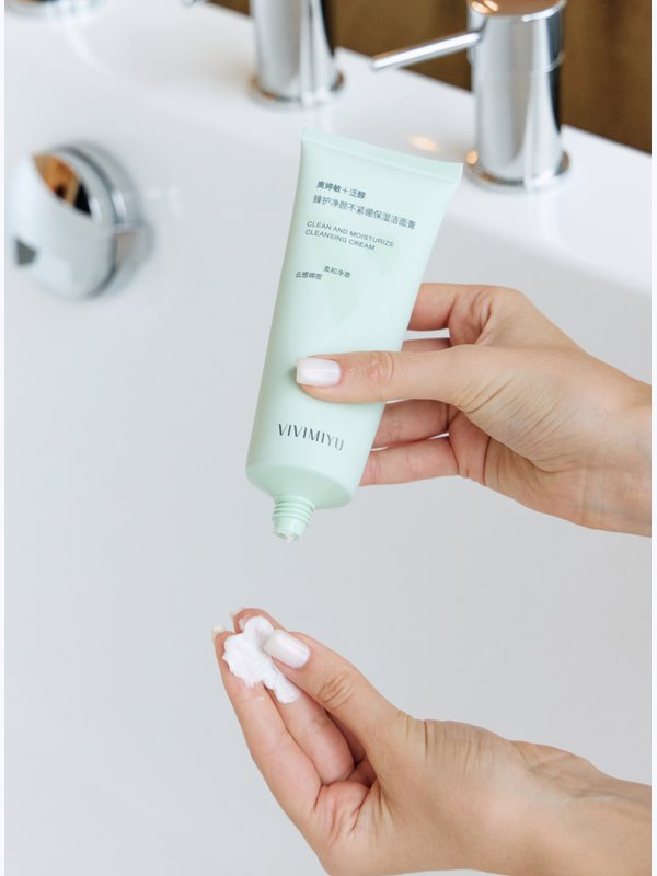 КОМФОРТ И УВЛАЖНЕНИЕ Пенка для умывания Clean & Moisturize Cleansing Cream, 120 гр [VIVIMIYU]