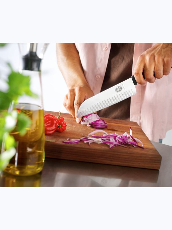 Cuțit Santoku Victorinox 6.8523.17B