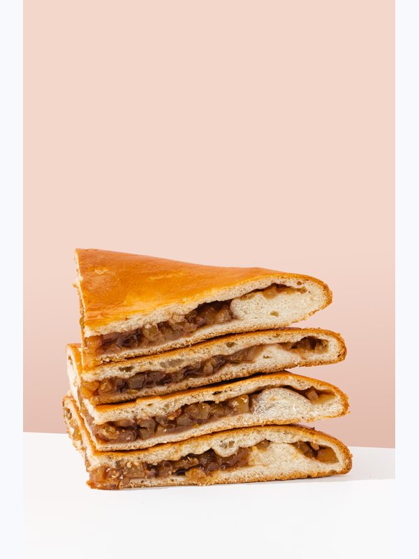 Пирог с яблоком, изюмом и корицей