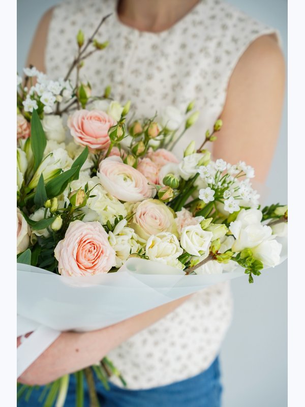 Букет белый с веточками и ранункулюсом большой