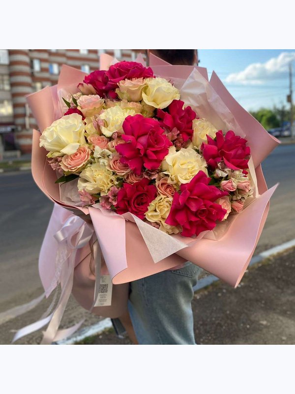 Букет из французских, кустовых и одноголовых роз