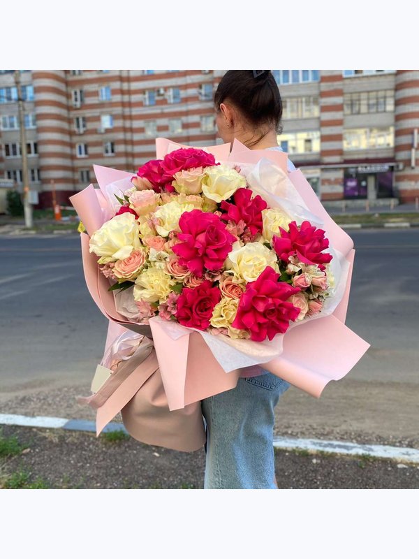 Букет из французских, кустовых и одноголовых роз