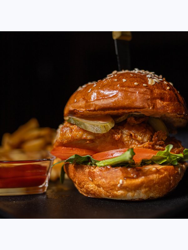 Чикен чизбургер с картофелем фри / Chicken cheeseburger with fries