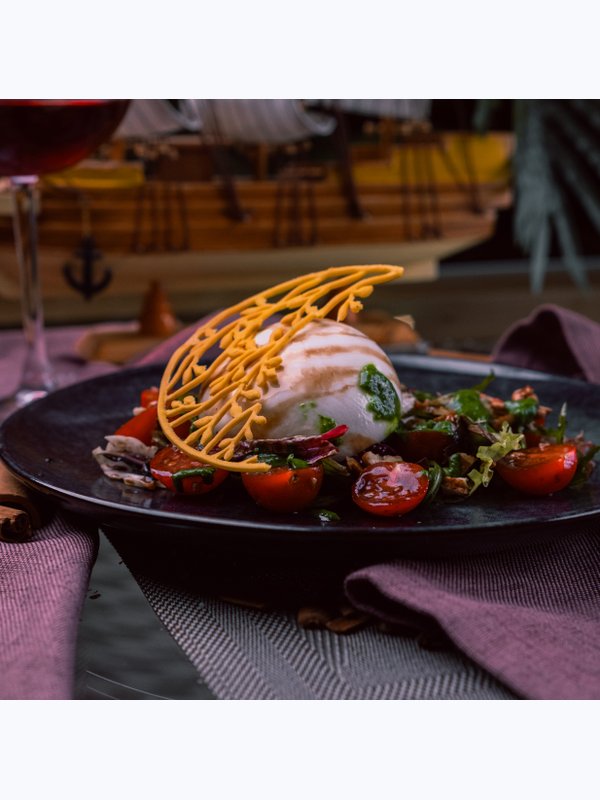 Салат буррата с помидорами и базиликом / Burrata Salad with Tomatoes and Basil