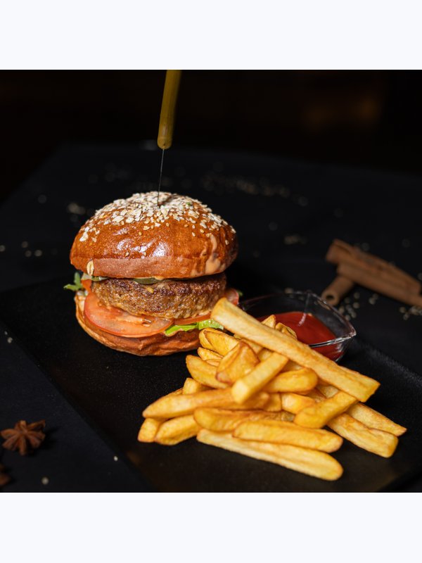 Биф чизбургер с картофелем фри / Beef cheeseburger with fries