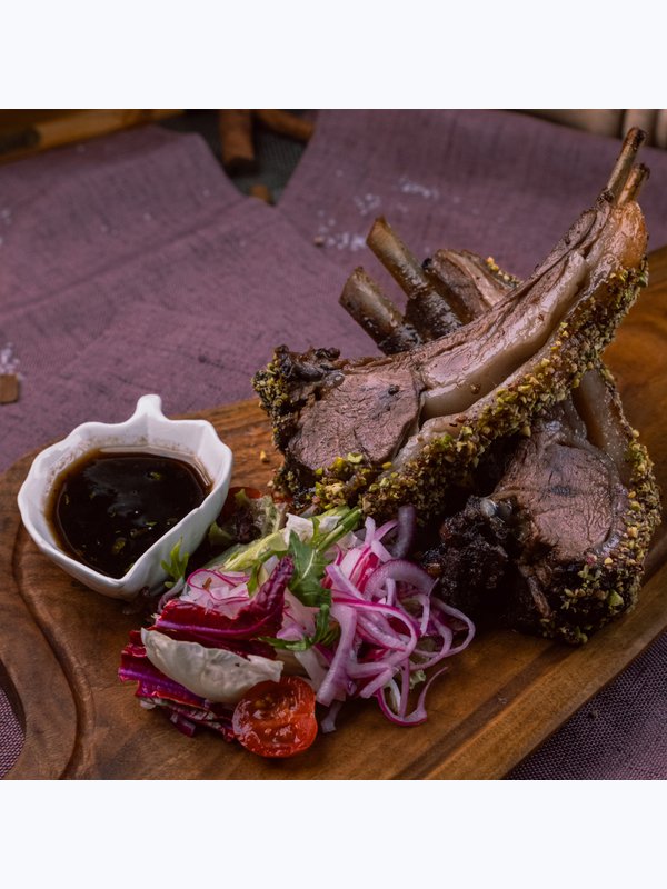 Каре барашка с фисташками / Rack of lamb with pistachios