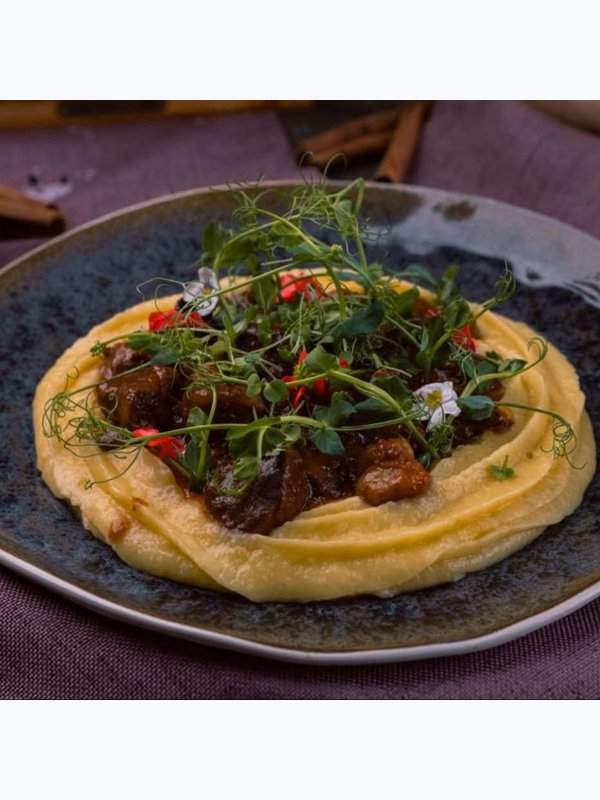 Томлёная говядина с картофельным пюре / Stewed beef with mashed potatoes