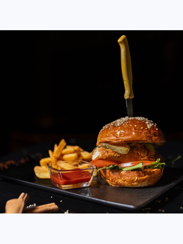 Чикен чизбургер с картофелем фри / Chicken cheeseburger with fries